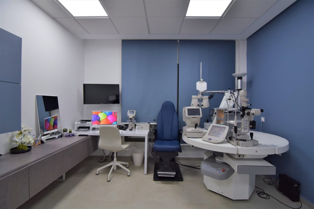 Equipped examination room — Dr Oulehri's eye-care practice in Fez